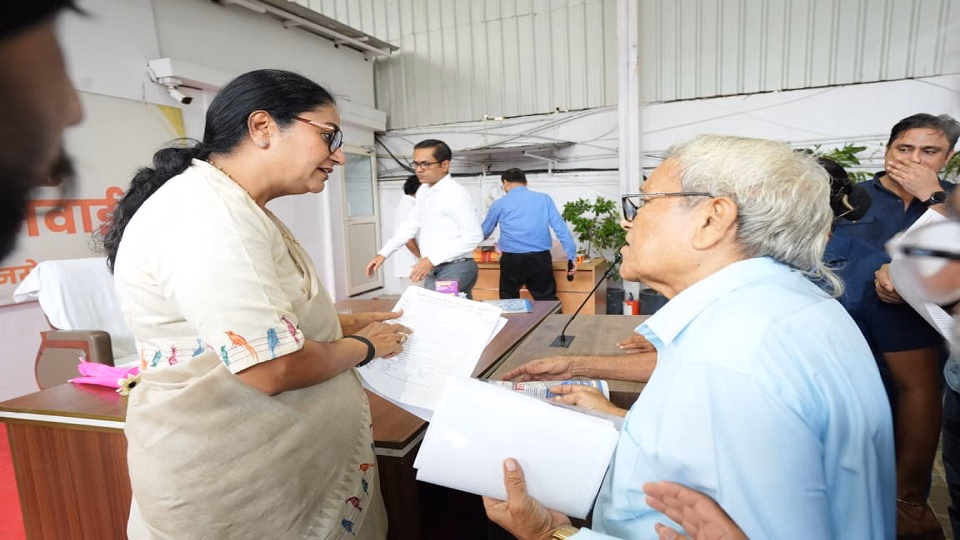 सीएम जनता दर्शन जन समस्याएं समाधान: सीएम रेखा गुप्ता ने सुनीं शिकायतें, अधिकारियों को दिए त्वरित निस्तारण के सख्त निर्देश