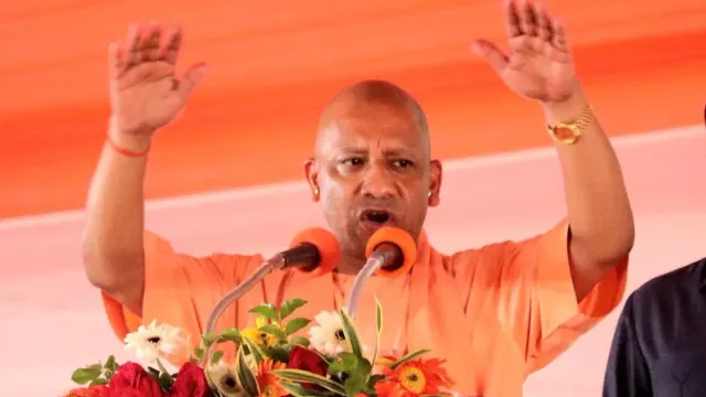 CM Yogi Adityanath Varanasi Speech: '10 साल पहले वाली सरकार नहीं, अब पीड़ितों को मिल रहा पूरा हक', वाराणसी में गरजे मुख्यमंत्री