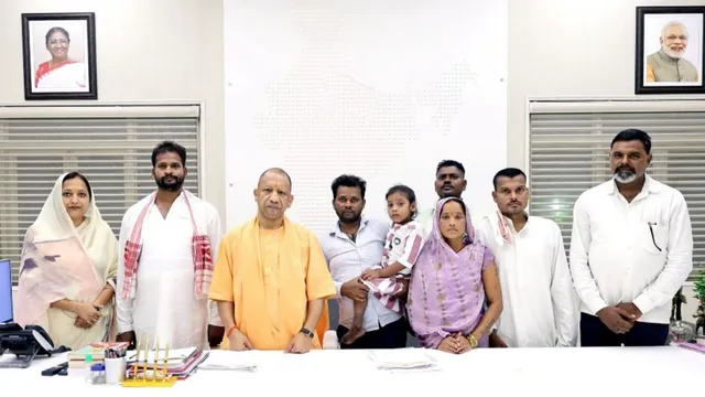 एक पैर से स्कूल जाने वाली बलिया की रागिनी को CM योगी का सहारा, इलाज, पढ़ाई और घर तक सड़क का दिया भरोसा