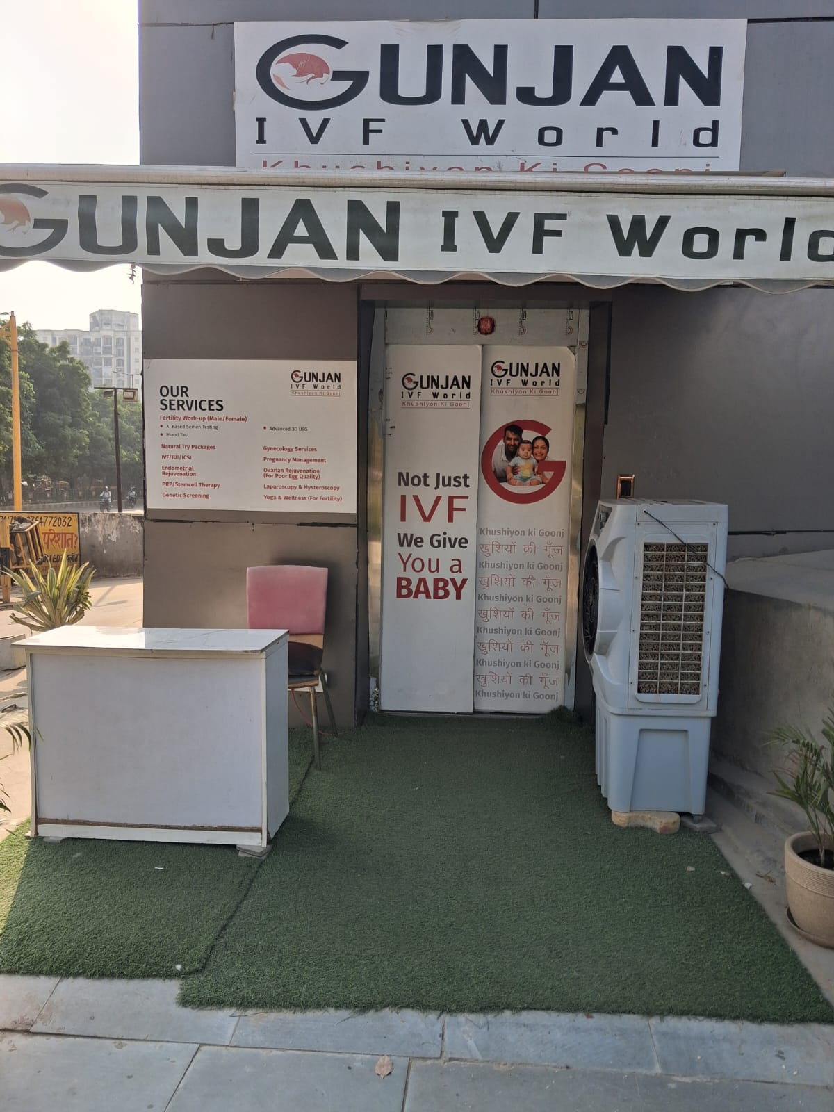 गाजियाबाद: इंदिरापुरम के जयपुरिया मॉल के बाहरी हिस्से में बनी अवैध लिफ्ट, नियमों की उड़ रही धज्जियां