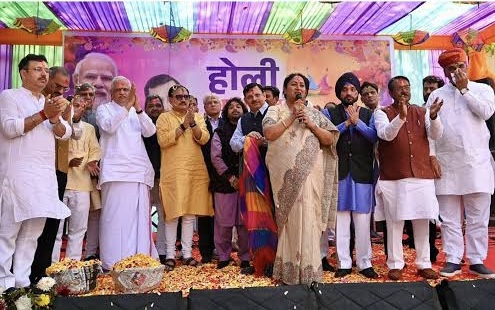 होली की मिठास, सरकारी सौगात — CM रेखा गुप्ता ने इस बार रंगों के साथ बाँटी असली खुशियाँ