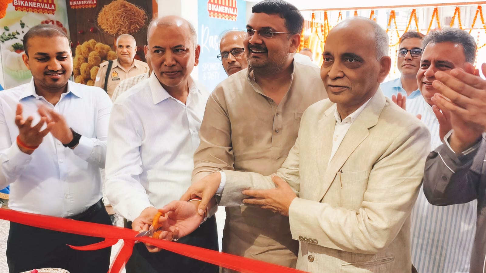 लखनऊ के इंदिरा नगर में खुला बीकानेरवाला का 6वां आउटलेट, 100 साल पुराने ब्रांड ने फिर किया धमाका