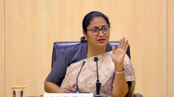 प्राइवेट स्कूलों की दुकानदारी पर CM Rekha Gupta का एक्शन — अब किताब-ड्रेस कहीं से भी खरीदो