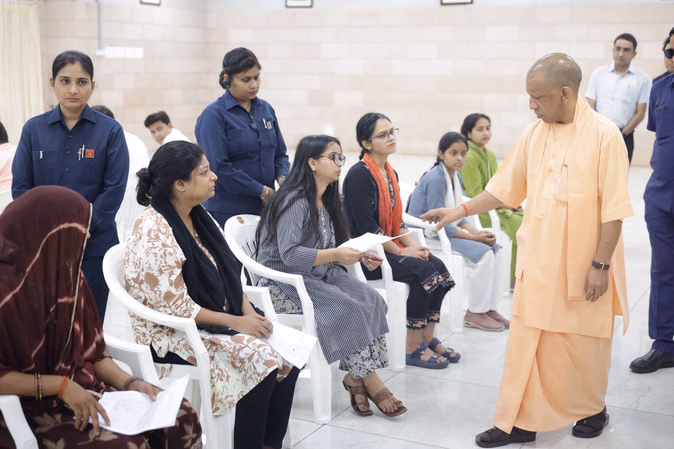 सीएम योगी का जनता दर्शन: अतिक्रमण कतई बर्दाश्त नहीं, आरोपियों पर तत्काल करें कार्रवाई