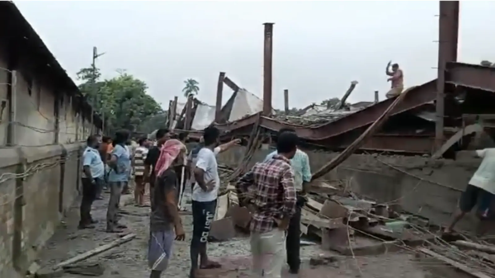 Kolkata Warehouse Collapse: तारातला में गोदाम की शेड गिरी, 50-60 लोग दबे, रेस्क्यू ऑपरेशन जारी