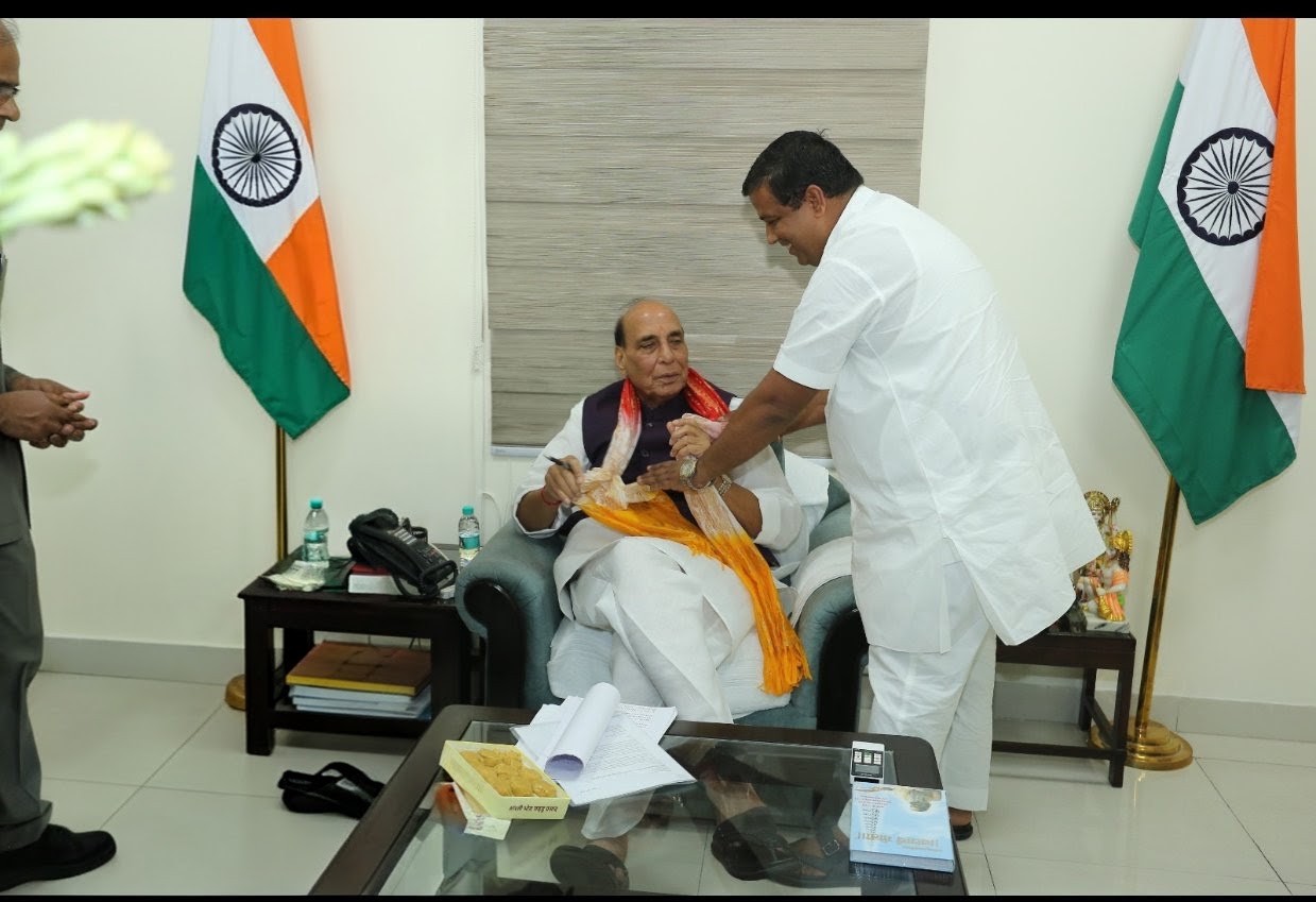 चंदौली के समाजसेवी पवन सिंह ने रक्षा मंत्री राजनाथ सिंह से मिलकर दी जन्मदिन की बधाई
