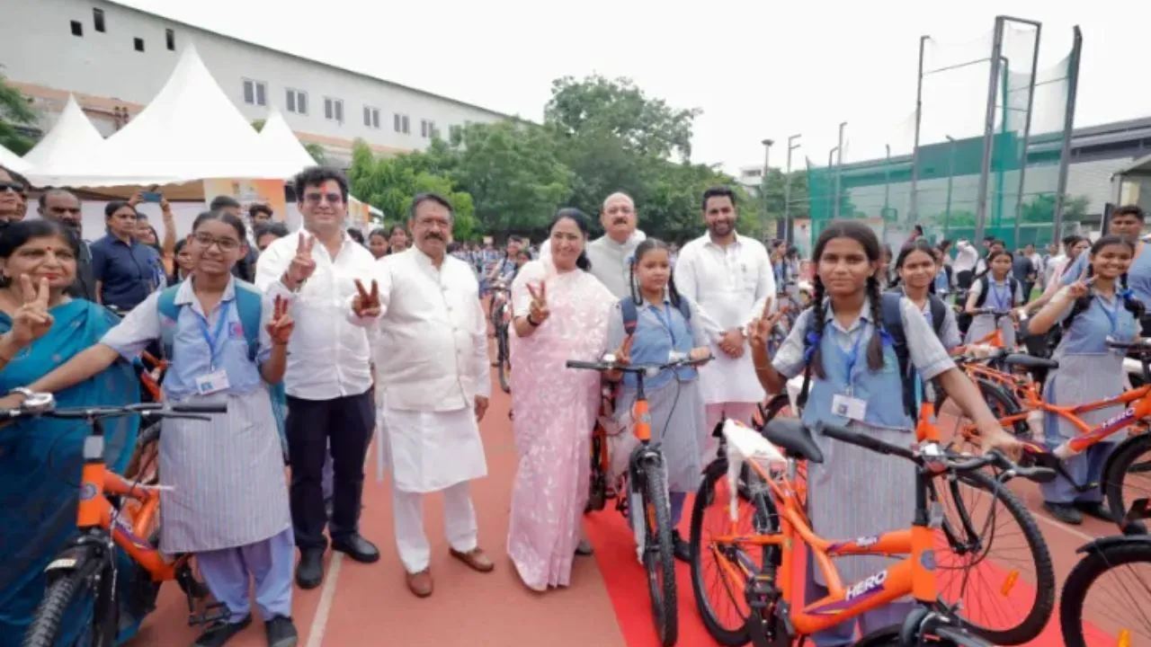 दिल्ली सरकार ने छात्राओं को बांटीं 3,000 साइकिलें, CM रेखा गुप्ता ने किया वितरण