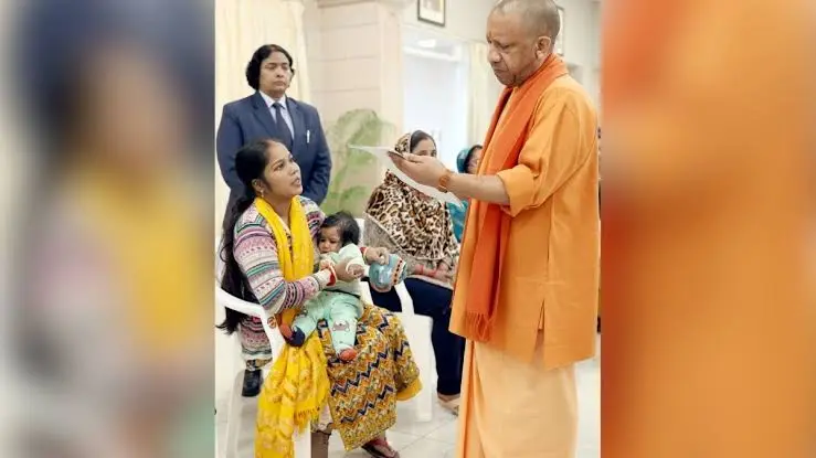 सीतापुर की रोली अपने थैलेसीमिया पीड़ित बच्चे के साथ जनता दर्शन पहुंचीं। CM योगी आदित्यनाथ ने तुरंत आर्थिक सहायता का निर्देश दिया पढ़ें पूरी खबर।