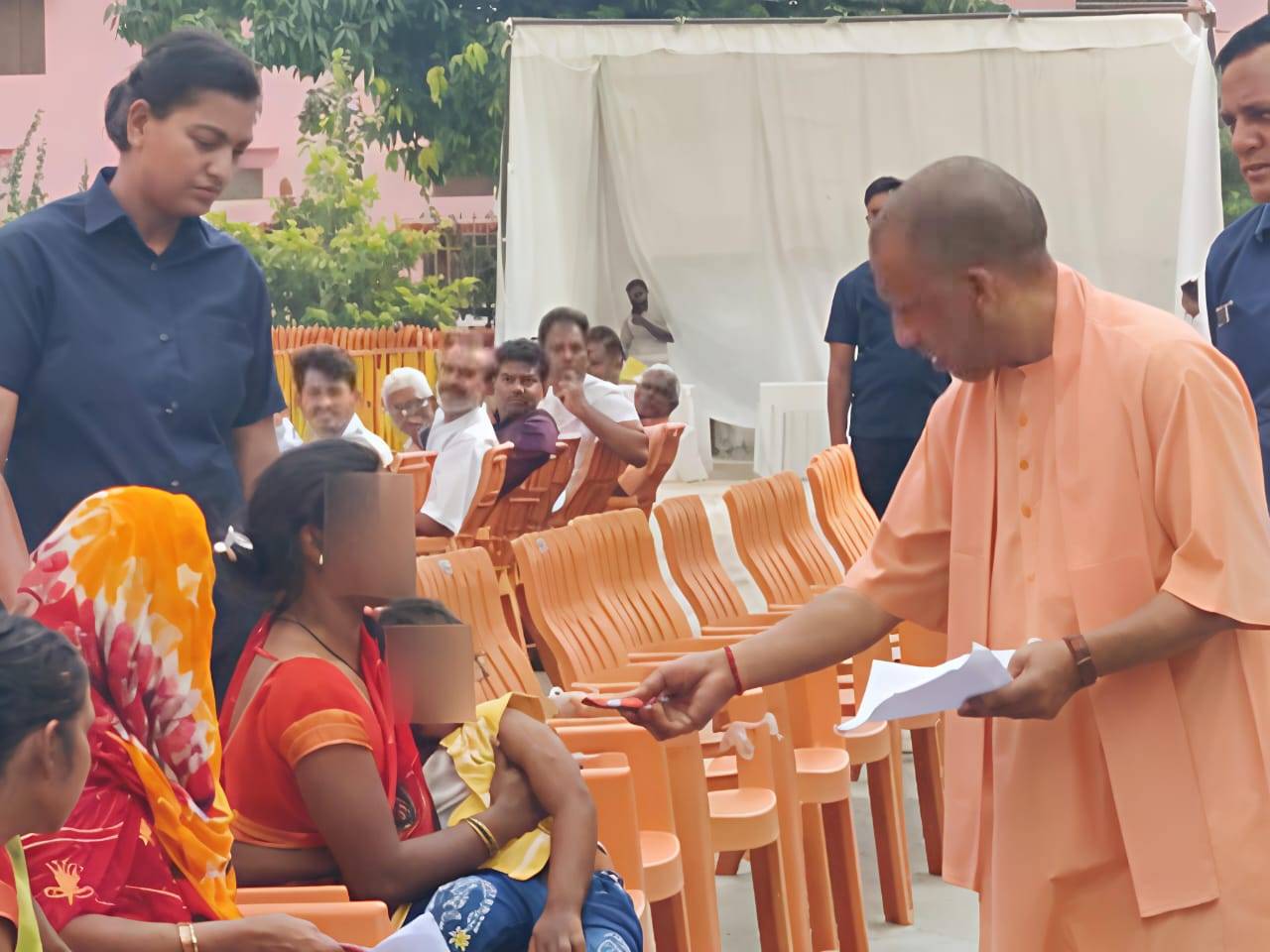 बिटिया का इलाज कराएंगे, आवास भी दिलाएंगे : सीएम योगी