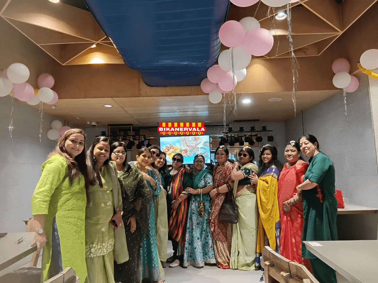 हरियाली तीज पर बीकानेरवाला में खास मिठाइयां और सजावट