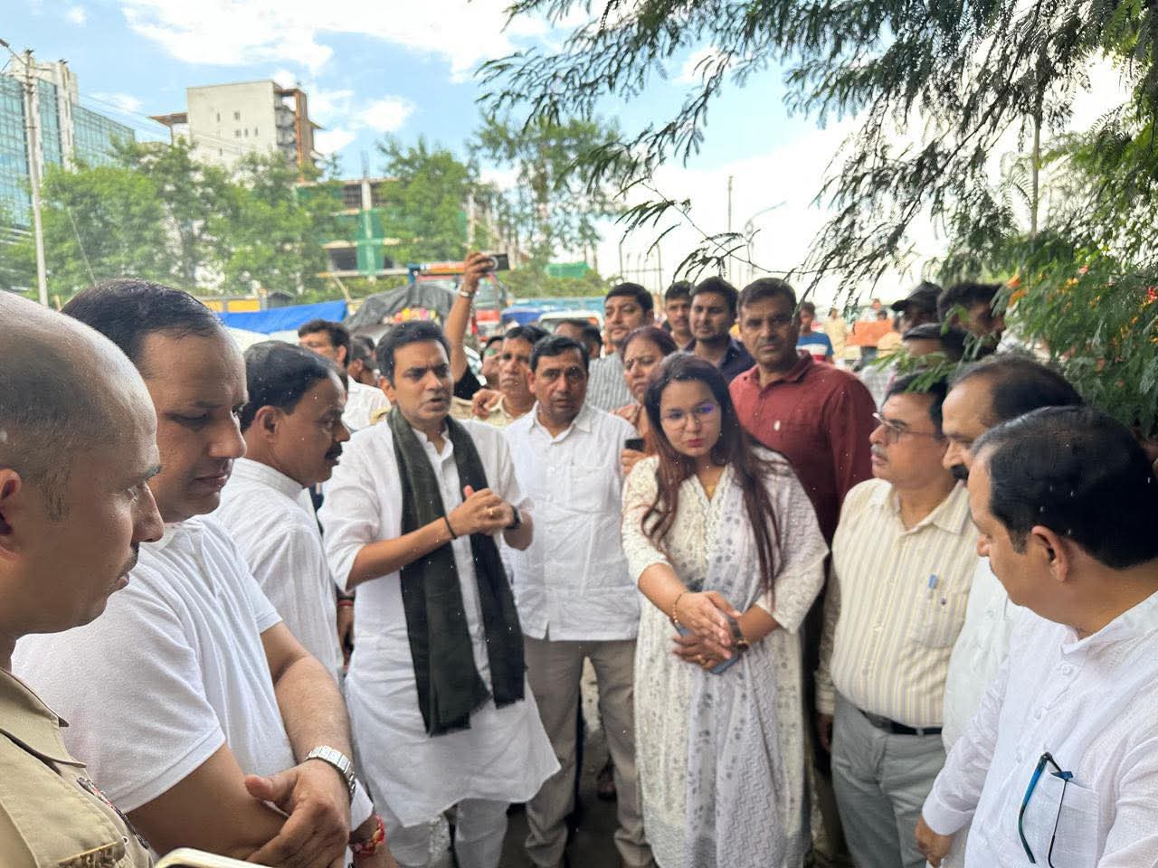 नोएडा में यमुना बाढ़: विधायक पंकज सिंह ने हालात का जायजा लिया, राहत सामग्री बांटी