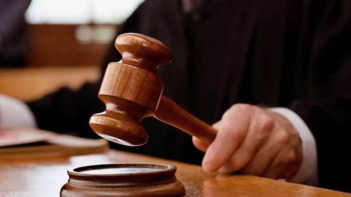 दिल्ली HC का बड़ा फैसला: पति को संयुक्त परिवार से अलग करने का दबाव और दुर्व्यवहार तलाक का वैध आधार