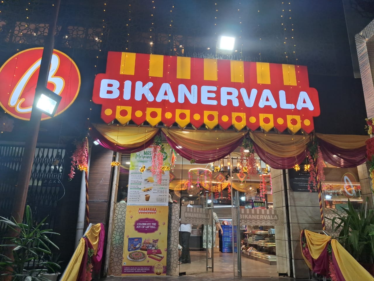 दीपावली 2025: बीकानेरवाला की मिठास का जादू – शुद्ध घी की मिठाइयों से घर-घर खुशी, गिफ्ट हैम्पर्स में त्योहार की रौनक!